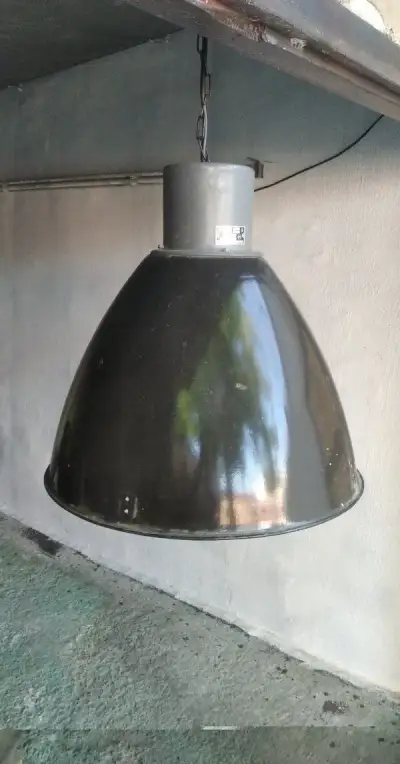 Průmyslová industriální smaltovaná lampa