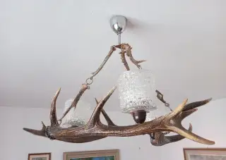 Parohový lustr - tříramenný myslivecký lustr z jeleního paro