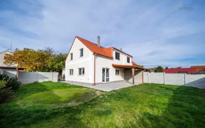 Prodej poloviny dvojdomu se zahradou a 2 parkovacími stáními