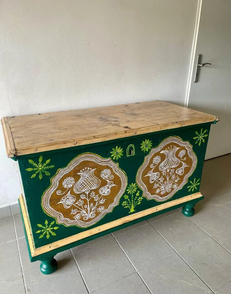 Ručně malovaná selská truhla