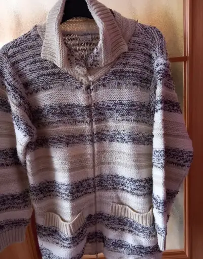 Svetr teplý D vel. 48, zapínání na zip.