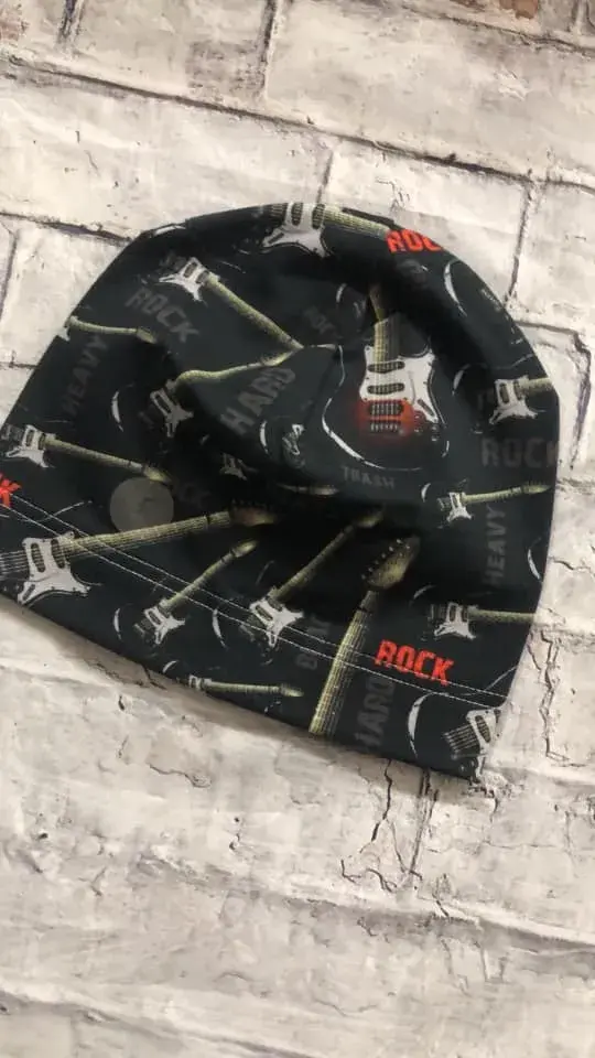 Stylová ručně šitá dětská čepice Kytary / Rock