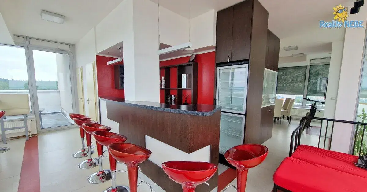 Pronájem komerčního prostoru - koktejlbaru, 16. P, 214 m2, M