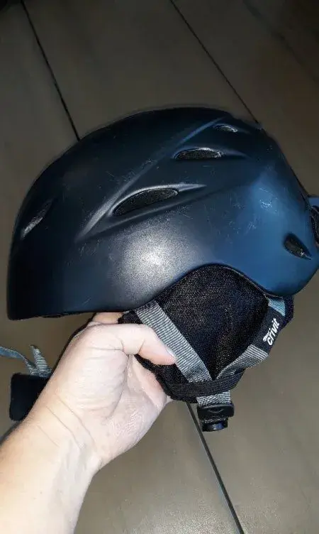 Černá lyžařská helma vel. XS