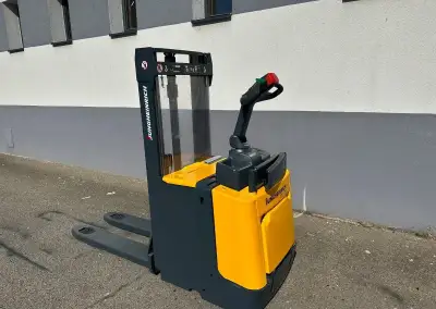 Vysokozdvižný vozík ruční Jungheinrich s přízdvihem 2t