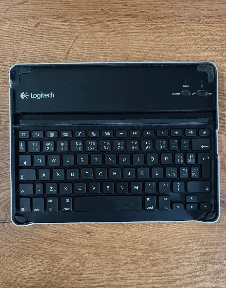 Přídavnou klávesnici LOGITECH