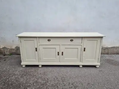 Velký starožitný spodek po renovaci