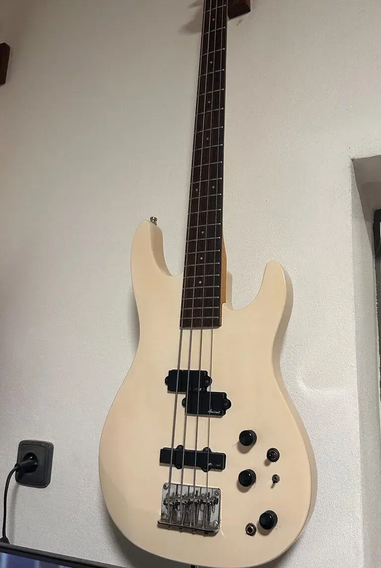 Baskytara made in JAPAN