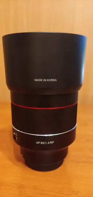 Vzácný Samyang 85 mm f/1.4 AF pro Canon RF, ostré FF AF sklo