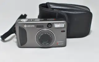 YASHICA T zoom / analogový kompakt.