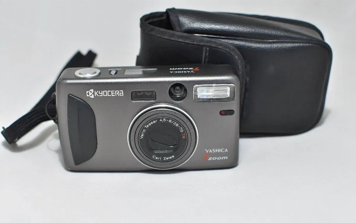 YASHICA T zoom / analogový kompakt.