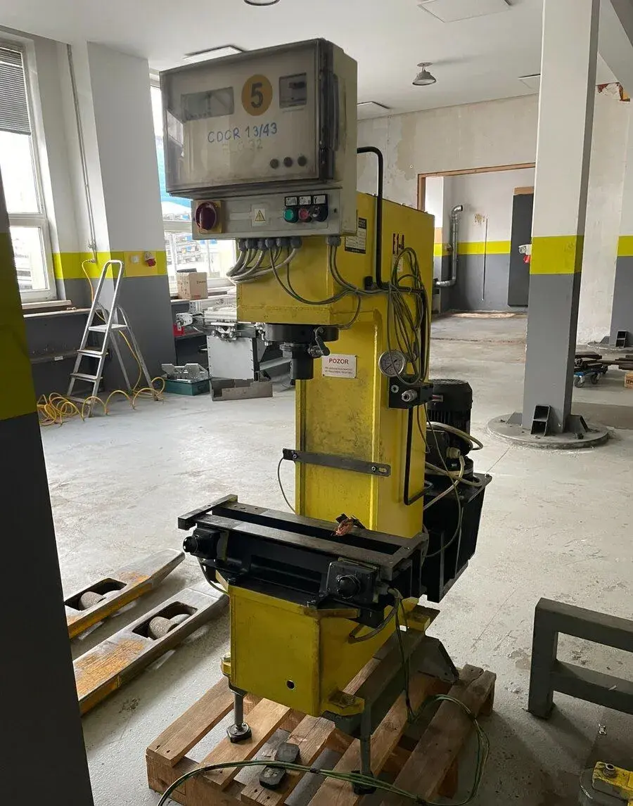 Hydraulický lis 13t