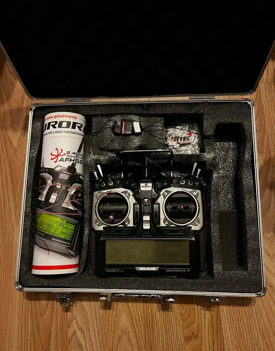 RC souprava Hitec Aurora 9 (9ch, 2.4GHz) + AL kufr + ORIGINÁ