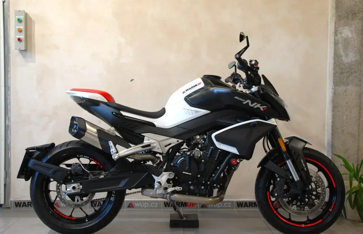 CFMOTO 800NK Sport - krásný stav,serviska,ZÁRUKA