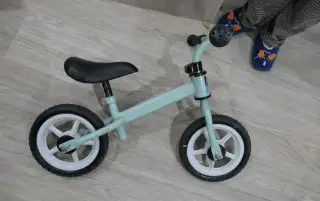 kolo,odrážedlo a přilba