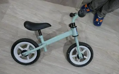 kolo,odrážedlo a přilba