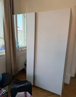 Skříň se zrcadlem