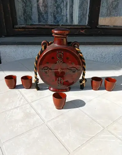 Starší keramické hodiny se skleničkami.