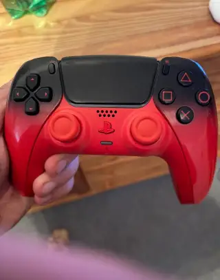 Ovladač PS5.