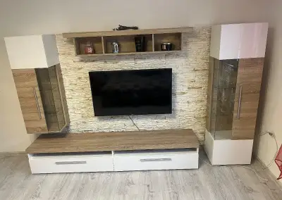Obývací stěna, postel, noční stolek, komoda, stůl