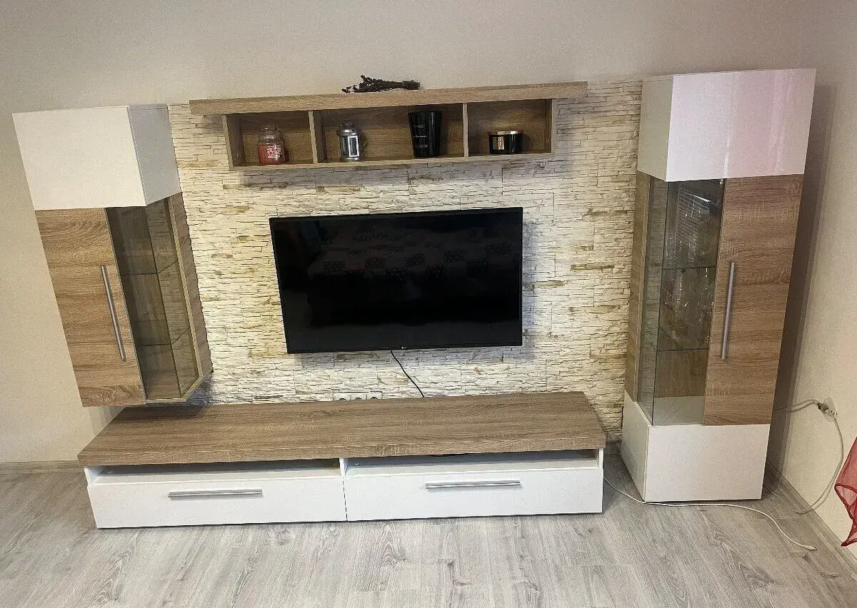Obývací stěna, postel, noční stolek, komoda, stůl