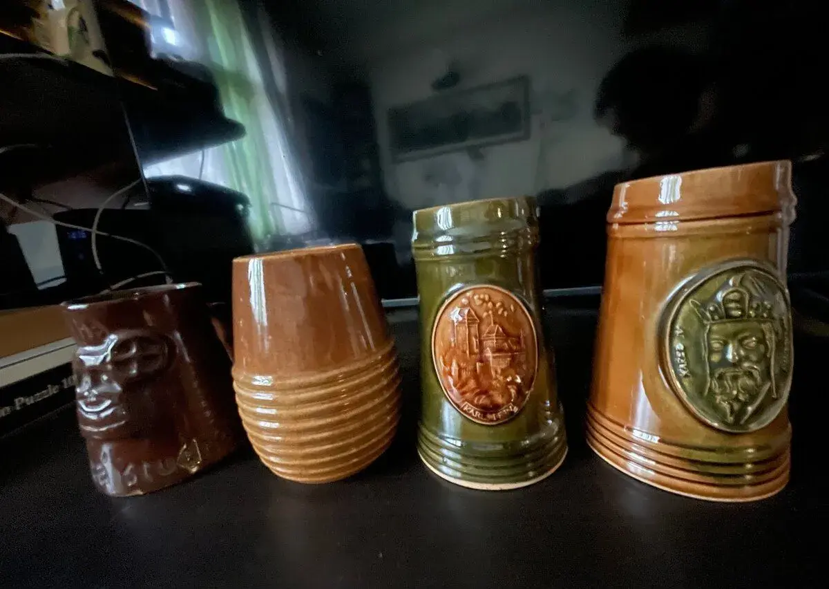 Sbírka výročních půllitrů (i menších), mlýnek