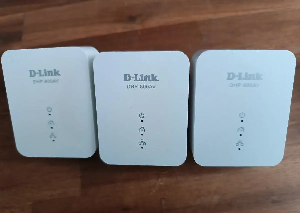 3× D-Link DHP-600AV – internet přes zásuvku