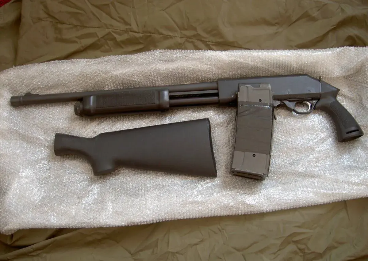 VALTRO opakovací bojová brokovnice 1276mm /ITALY/