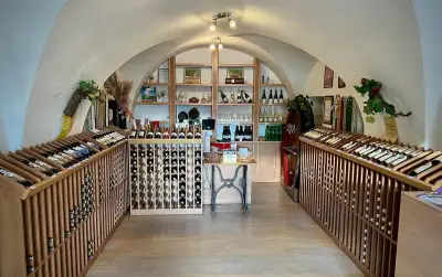 Dřevěné regály / stojany na víno do vinotéky (celkem 6 ks)