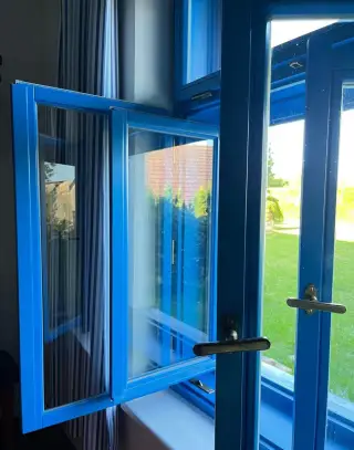 Dřevěné špaletové okno modré