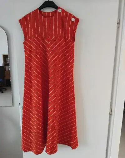 Elegantní těhotenské šaty a bílý kabátek