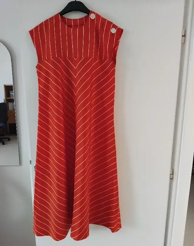 Elegantní těhotenské šaty a bílý kabátek