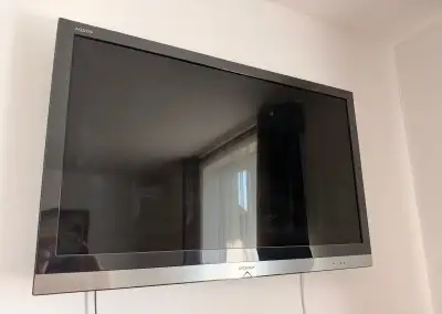 Sharp Aquos 100cm - krásný stav + set top box DVBT2