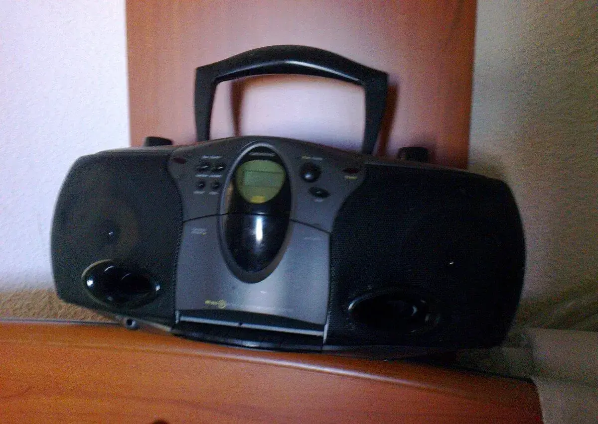 Grundig radiomagnetofon s CD