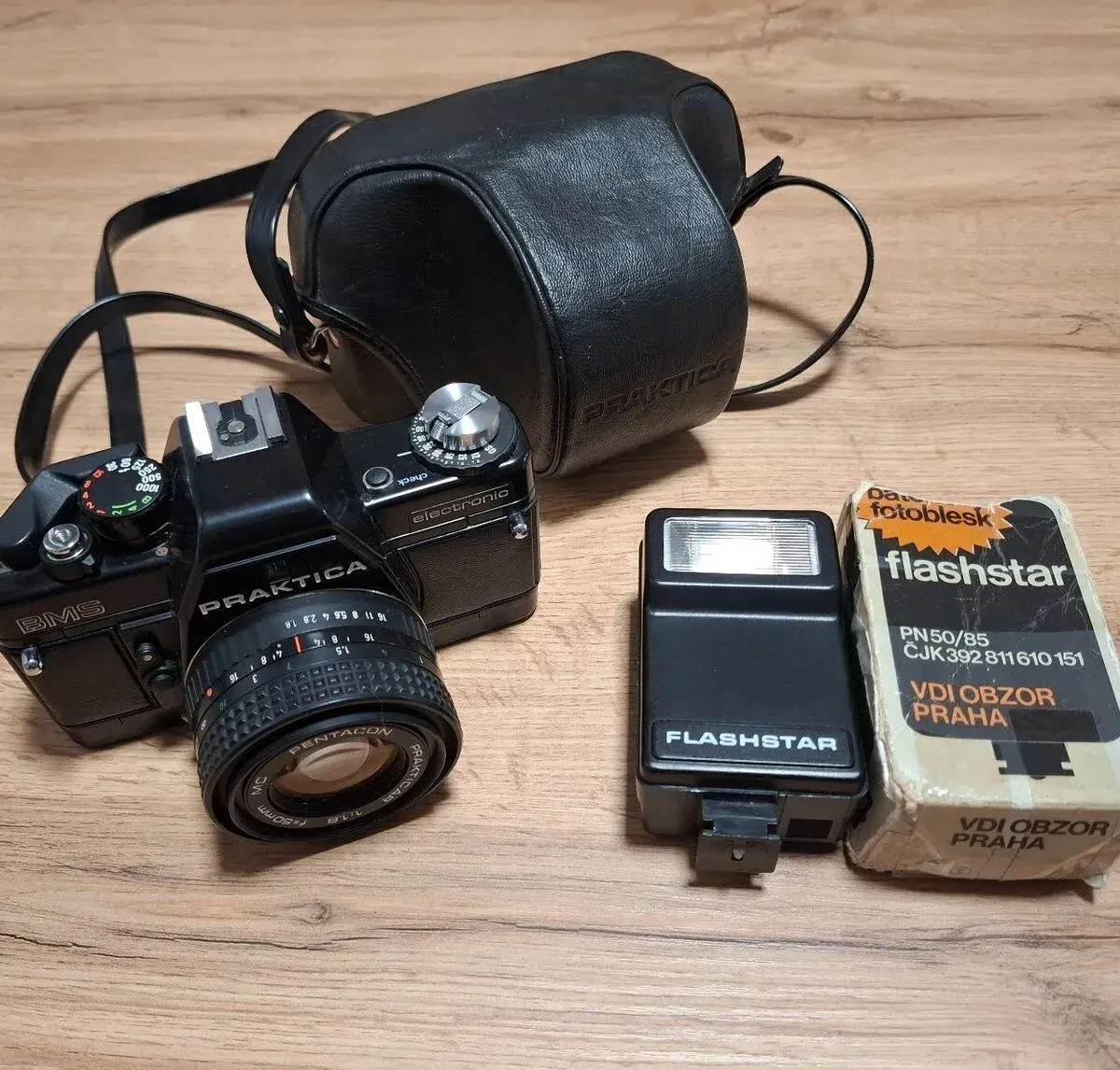 Praktica BMS v pěkném stavu, včetně objektivu, blesku a pouz