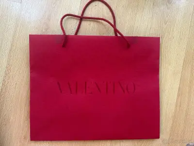 Papírové tašky značky VALENTINO