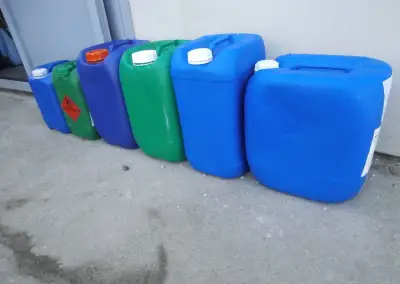 Kanystry plastové o objemu 25, 20 a 10 litrů za 50 kč