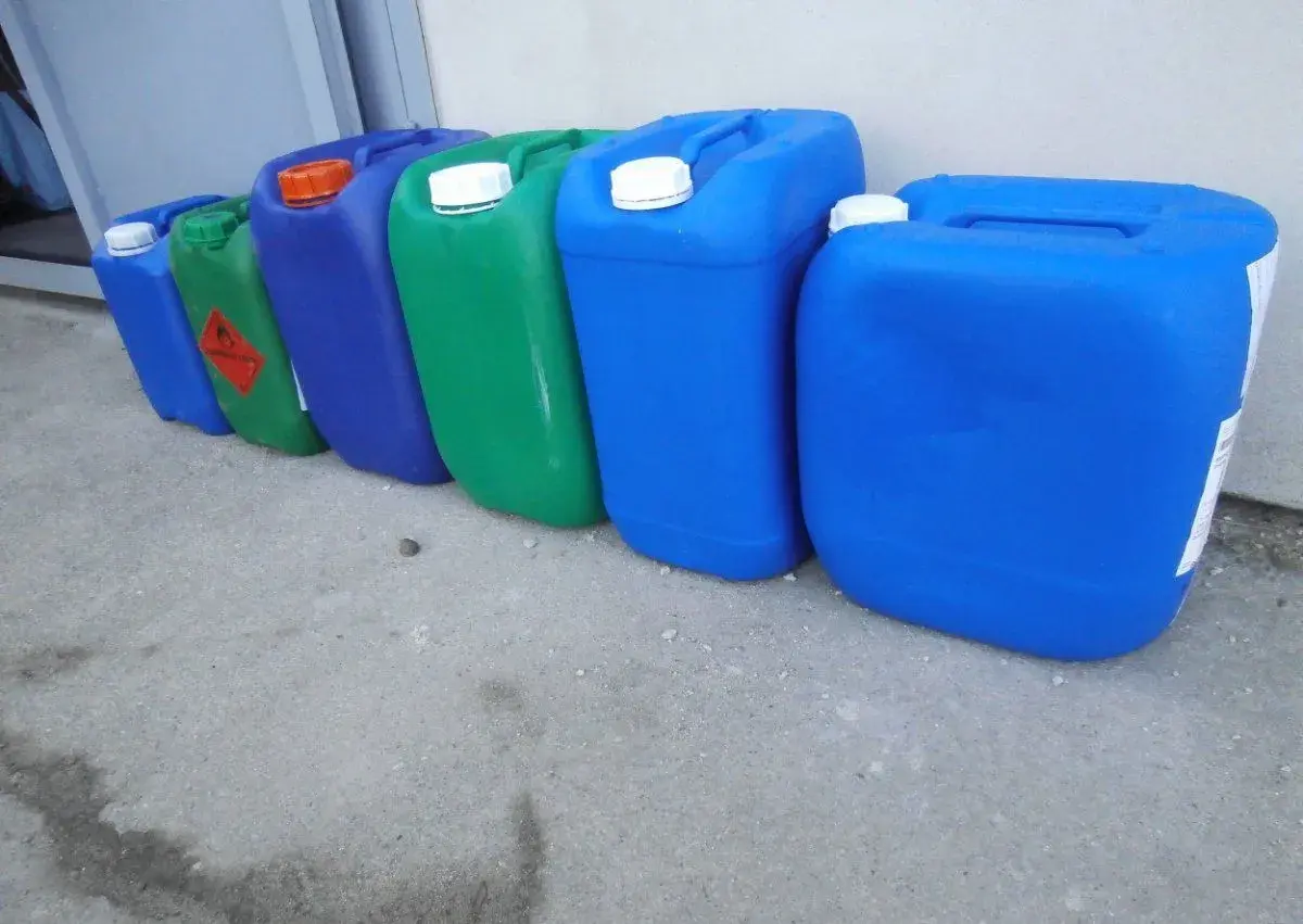 Kanystry plastové o objemu 25, 20 a 10 litrů za 50 kč