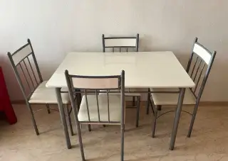 Set kovového stolu a 4 židlí
