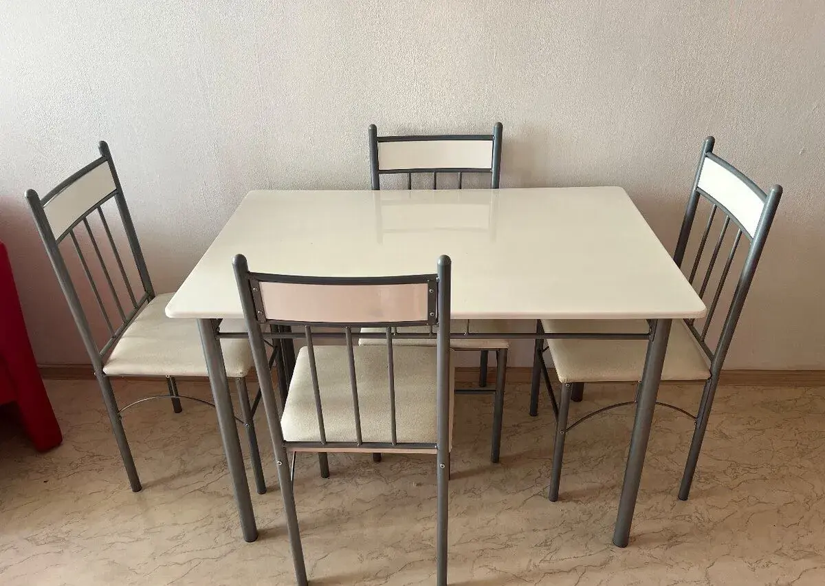 Set kovového stolu a 4 židlí