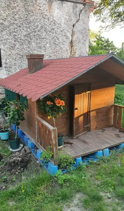 Dřevěný dětský zahradní domeček s verandou a postelí