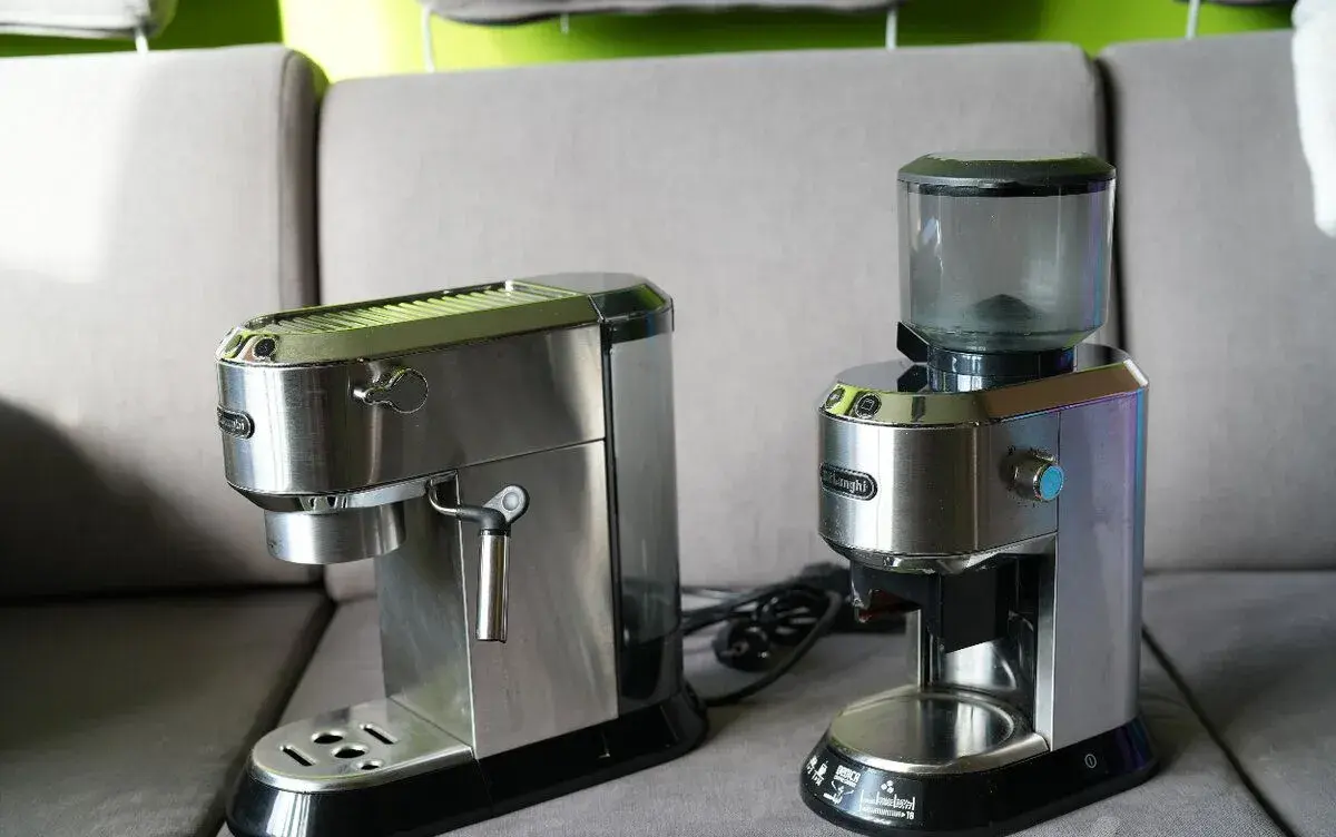 Set kávovaru a mlýnku DeLonghi