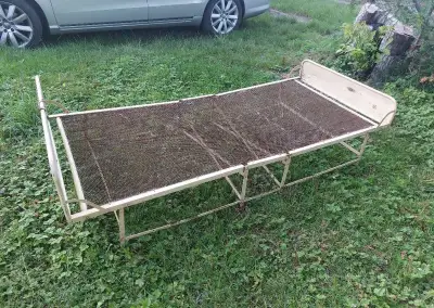 Stará železná skládací postel.