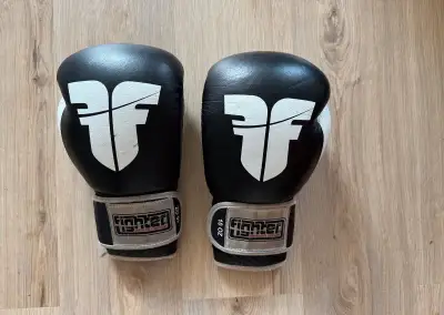 Boxerské rukavice Fighter – velikost 10 oz (černo-bílé)