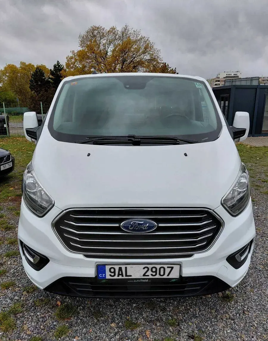 K půjčení mikrobus Ford Custom 9 míst krátká verze