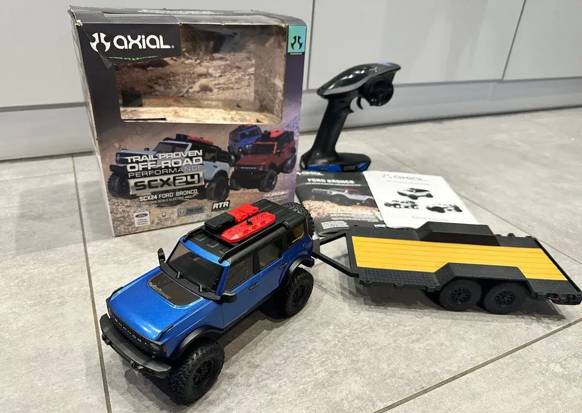 SLEVA: Axial SCX24 Ford Bronco 4WD RTR modrý s přívěsem