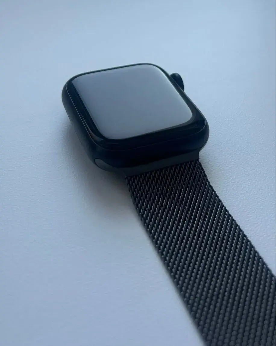 Apple Watch SE 3 40 mm GPS + originální Apple Milanese Loop