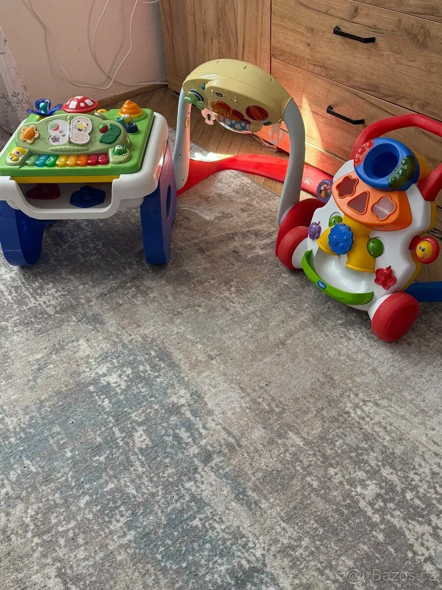 Balíček interaktivních hraček Chicco (Hudební stolek, Aktivn