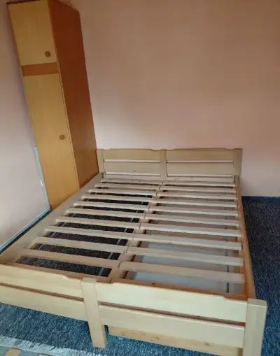 Manželská postel z masivu