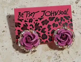 Naušnice růžičky zn. Betsey Johnson